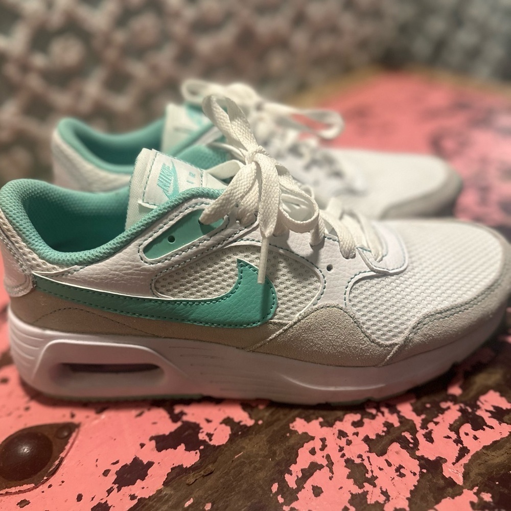 White and teal Women’s NIKE Airmax Sz 7.5 - Picture 2 of 9